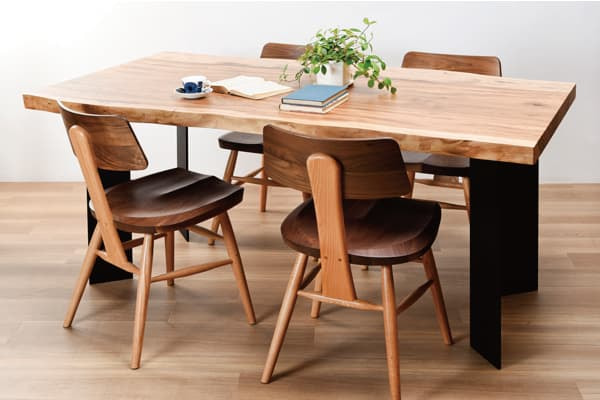 トチ一枚板とウォールナット家具1