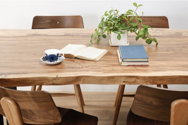 トチ一枚板とウォールナット家具2