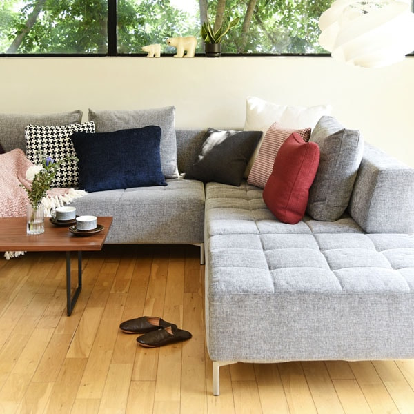 イラスティックベルトを使用したソファ