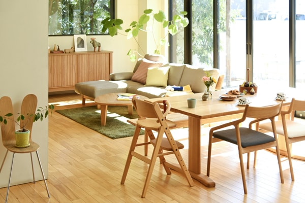 オーク材で明るくナチュラルに1