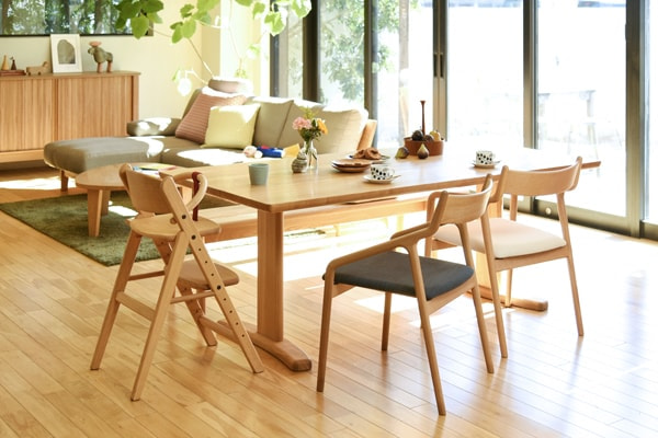 オーク材で明るくナチュラルに3