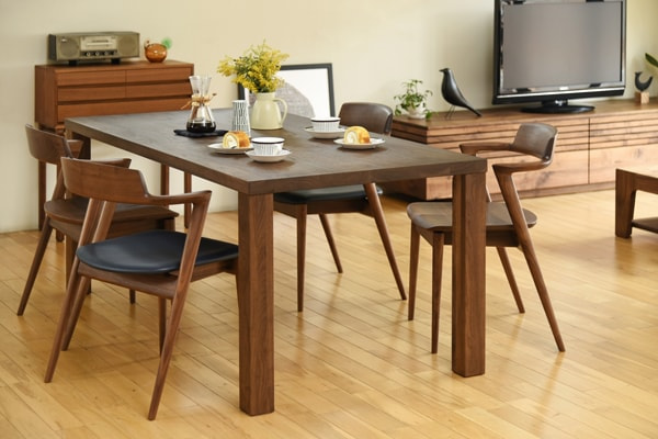 ウォールナット材でどっしりとした存在感1