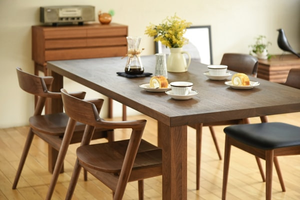 ウォールナット材でどっしりとした存在感2
