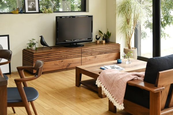 ウォールナット材でどっしりとした存在感3