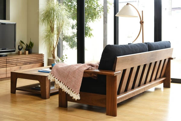 ウォールナット材でどっしりとした存在感4