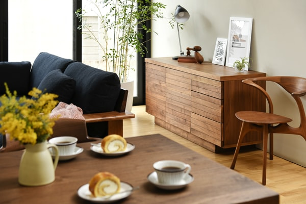 ウォールナット材でどっしりとした存在感5