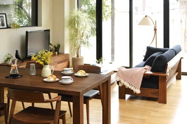 ウォールナット材でどっしりとした存在感6