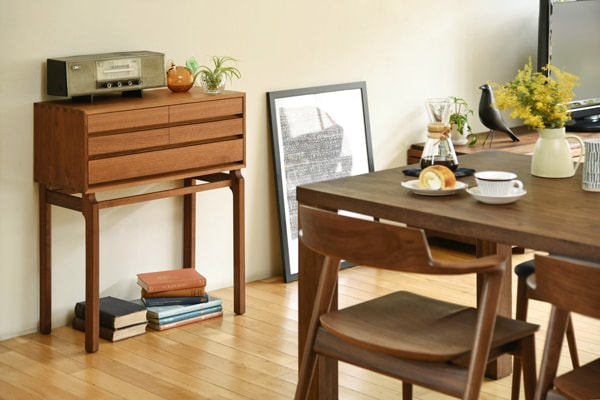 ウォールナット材でどっしりとした存在感8