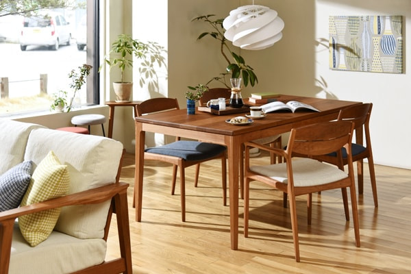 ブラックチェリー材で北欧ヴィンテージのような佇まい1