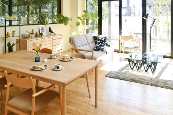 メープル材で清潔感あふれる北欧スタイルに4